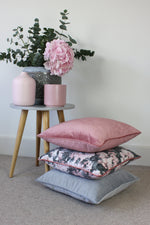 Laden Sie das Bild in den Galerie-Viewer, McAlister Textiles Matt Blush Pink Piped Velvet Cushion Cushions and Covers