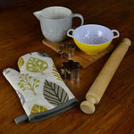 Laden Sie das Bild in den Galerie-Viewer, McAlister Textiles Magda Yellow Cotton Print Oven Mitt Kitchen Accessories 
